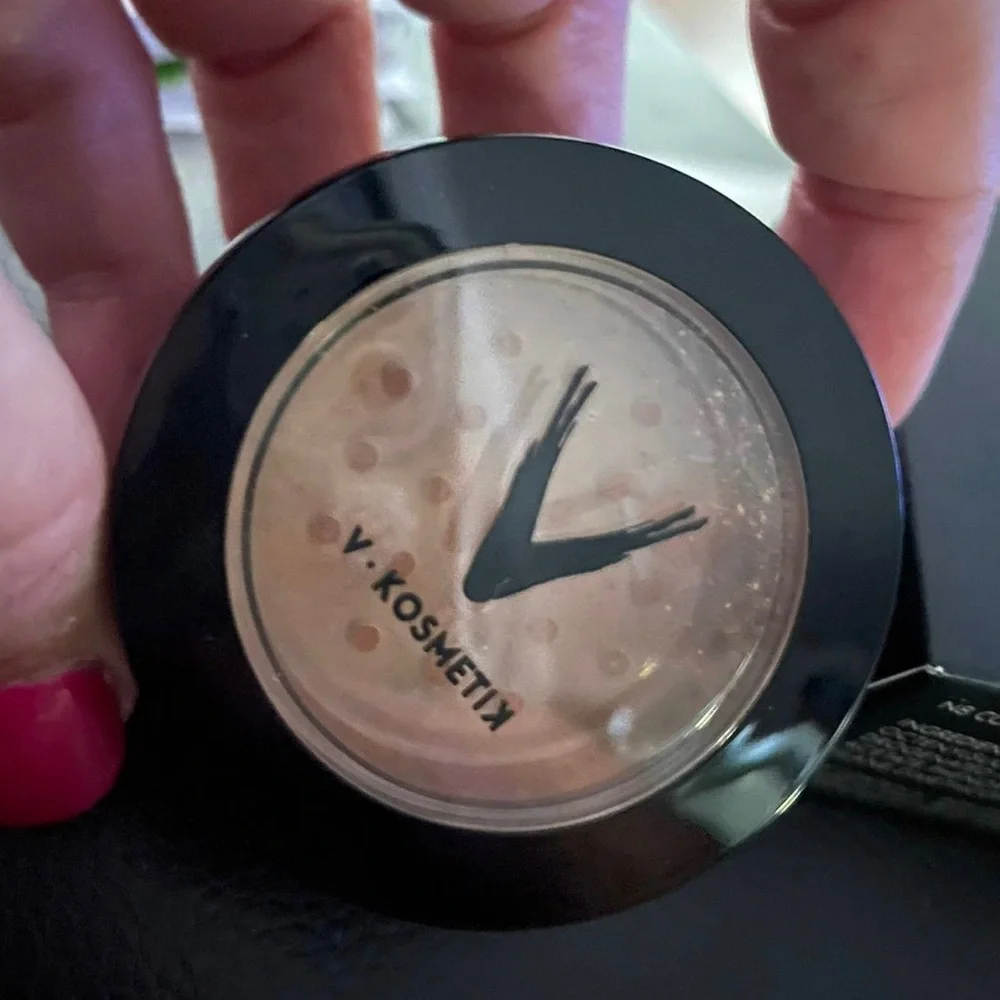 V cosmetics cool neutral powder NEW